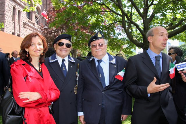 ilconsolegeneralebardiniedilconsoleaggiuntoferrucciinsiemearappresentantidellearmidurantelecelebrazioniaqueenspark.jpg